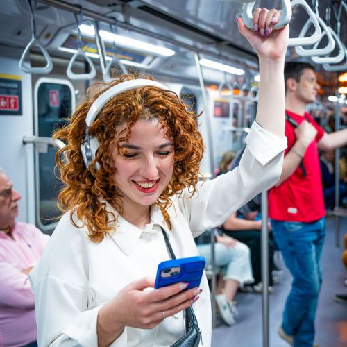 chica-mirando-telefono-en-el-subte-calidad